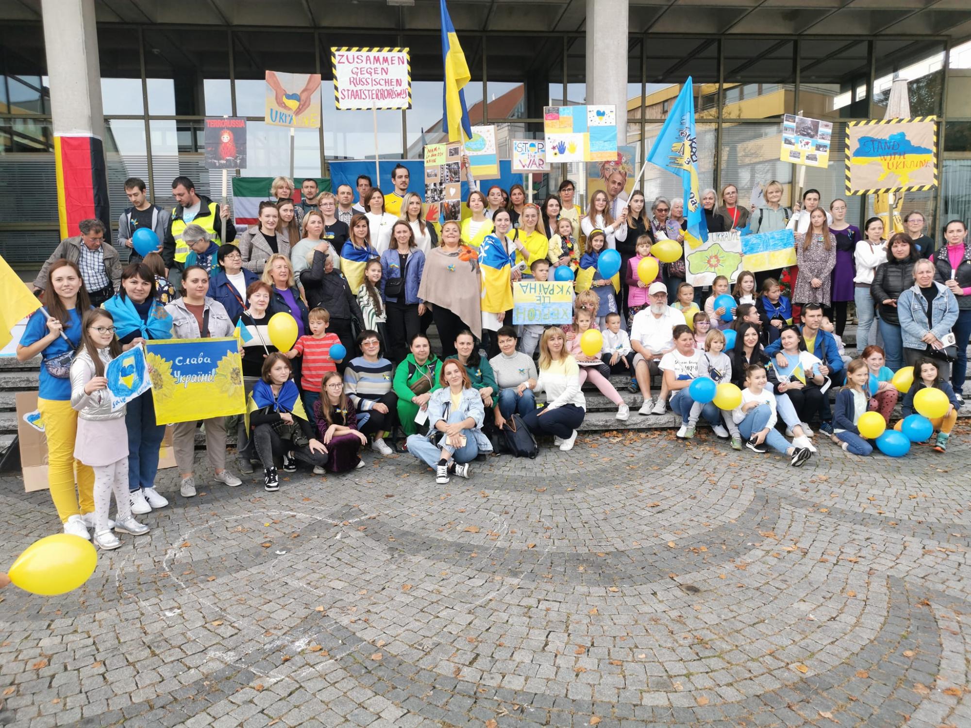 В Германии люди вышли в поддержку украинцев и напомнили миру о войне: яркие фото
